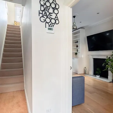 Beautiful 4 Bedroom House Near Paddington Station