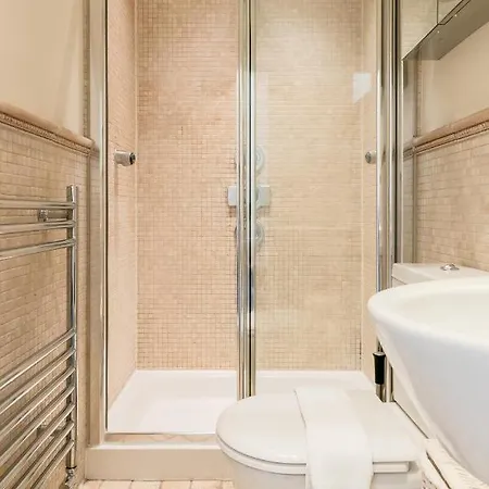 Beautiful 4 Bedroom House Near Paddington Station London