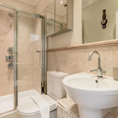 Beautiful 4 Bedroom House Near Paddington Station