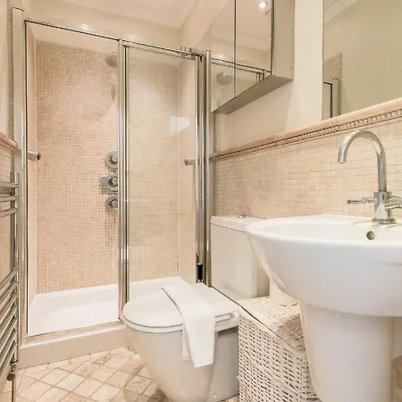 Beautiful 4 Bedroom House Near Paddington Station Holiday home London
