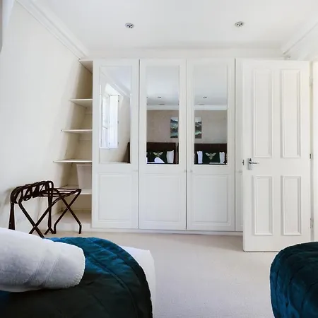 Beautiful 4 Bedroom House Near Paddington Station London