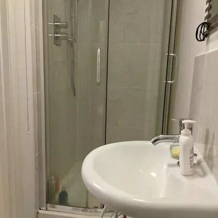 Homestay And Peaceful With Your Own Bathroom London