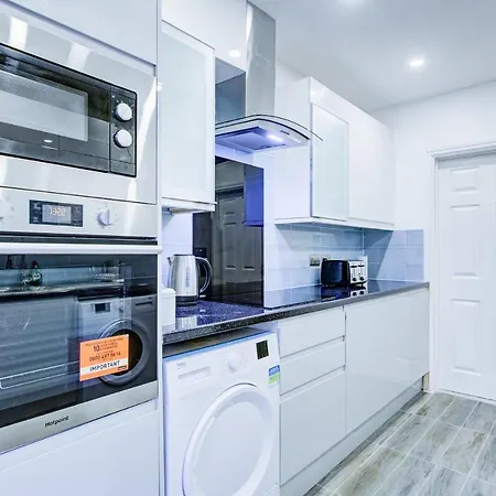 Crossville Homes - 7 Bed House, 3 Baths, 3 Parking * Navestock