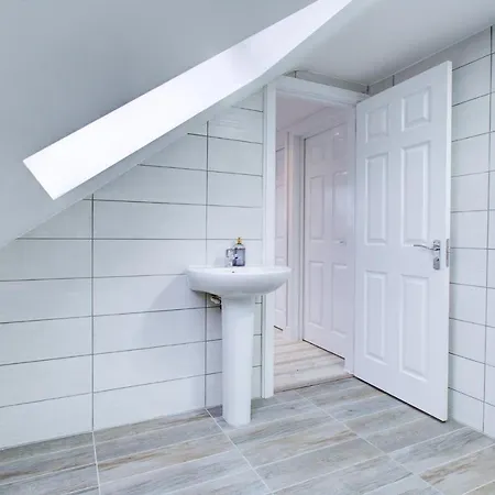 Villa Crossville Homes - 7 Bed House, 3 Baths, 3 Parking Navestock