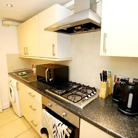 Cozy Retreat By Aresti Apartman London