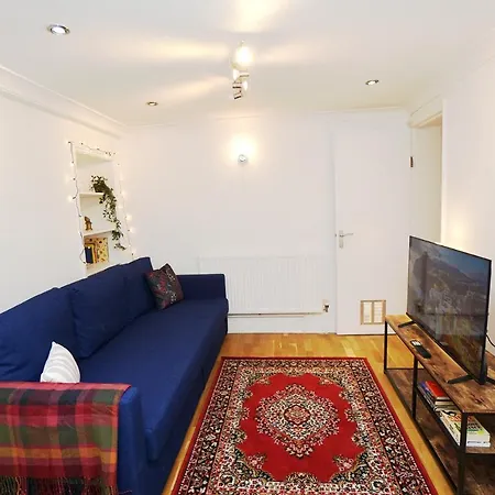 Cozy Retreat By Aresti Apartment London