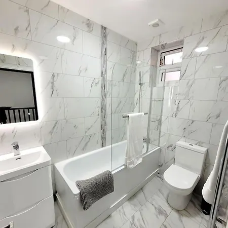In East Ham, Apartment