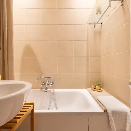 Apartment Pass The Keys Gorgeous With Access To A Private Garden *