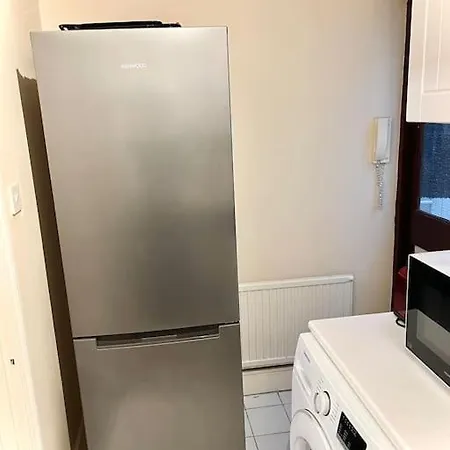 Cosy 2 Bedroom Detached House In * London