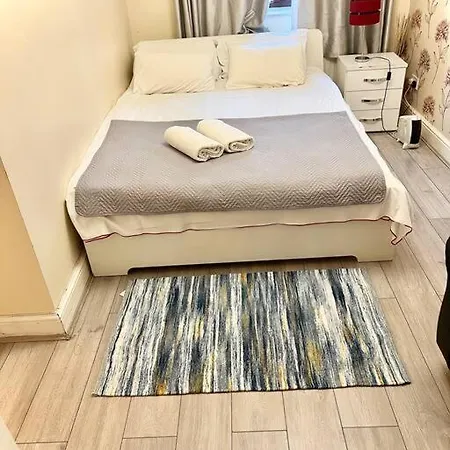 Cosy 2 Bedroom Detached House In * London