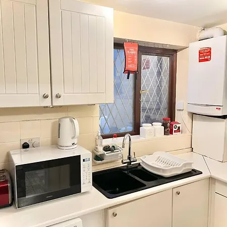 Apartment Cosy 2 Bedroom Detached House In