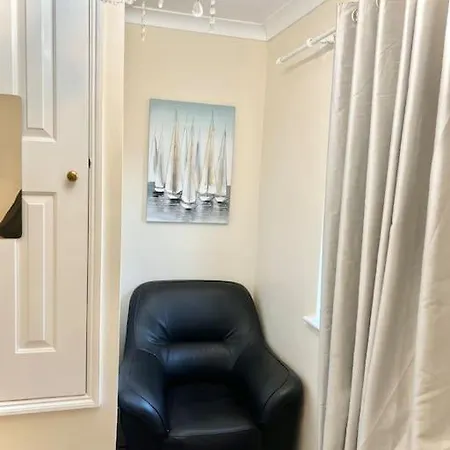 Cosy 2 Bedroom Detached House In London