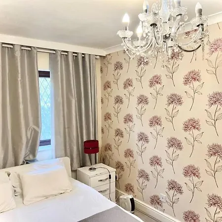 Cosy 2 Bedroom Detached House In Apartment *