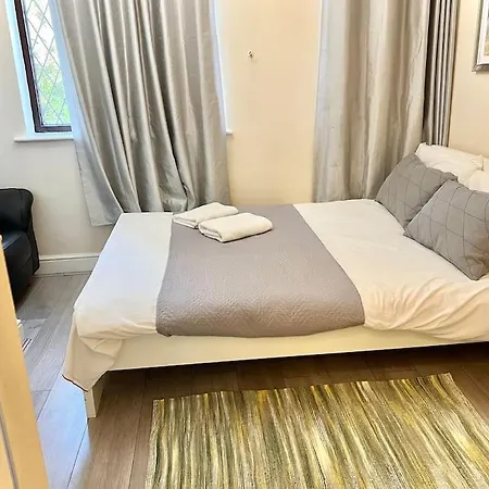 Apartment Cosy 2 Bedroom Detached House In *