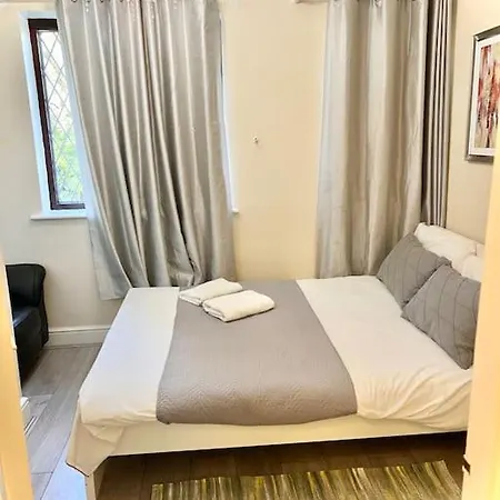 Cosy 2 Bedroom Detached House In * London