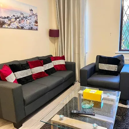 Apartment Cosy 2 Bedroom Detached House In London