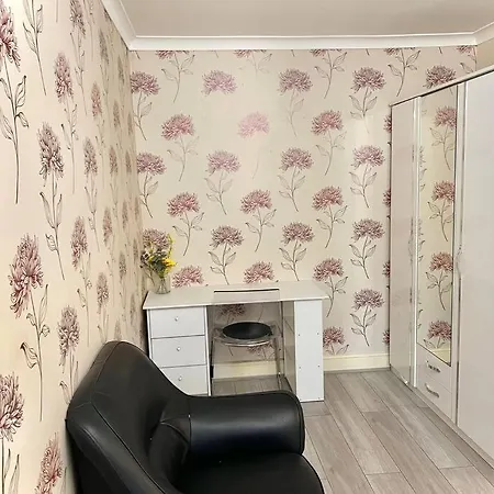 Cosy 2 Bedroom Detached House In Apartment