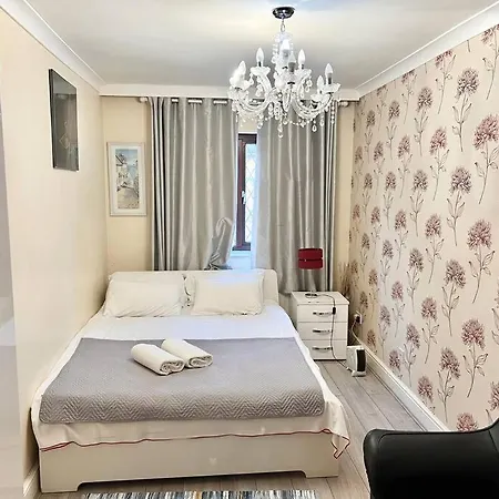 Cosy 2 Bedroom Detached House In