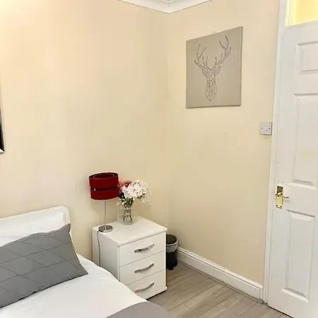 Cosy 2 Bedroom Detached House In
