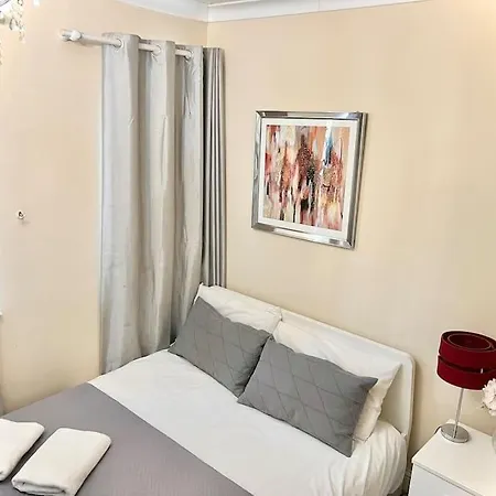 Cosy 2 Bedroom Detached House In
