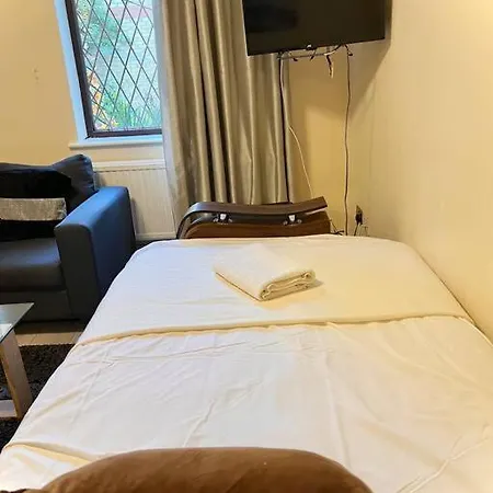 Cosy 2 Bedroom Detached House In Apartment London
