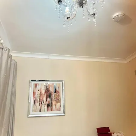 Cosy 2 Bedroom Detached House In London