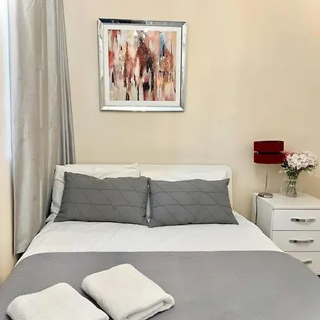 Apartment Cosy 2 Bedroom Detached House In *