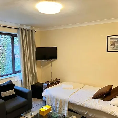 Cosy 2 Bedroom Detached House In Apartment London