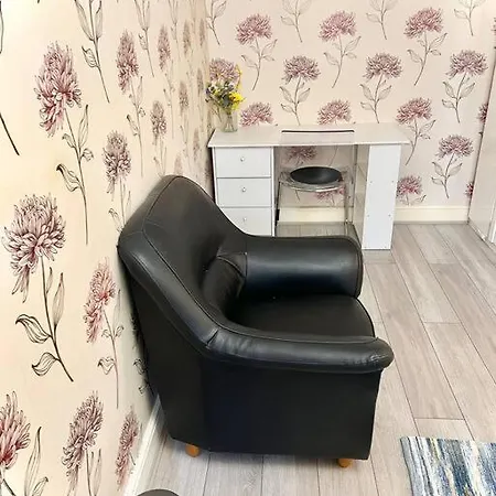 Cosy 2 Bedroom Detached House In * London
