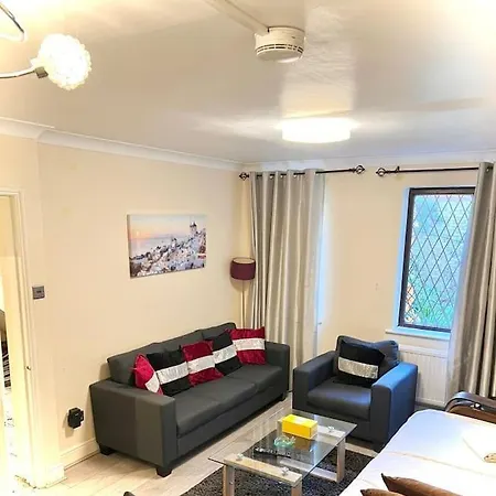 Cosy 2 Bedroom Detached House In London