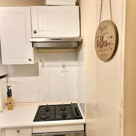 Cosy 2 Bedroom Detached House In *