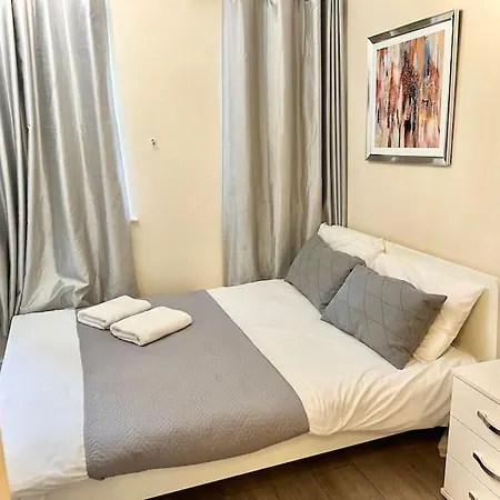 Cosy 2 Bedroom Detached House In Apartment *
