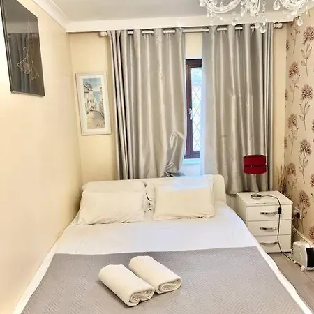 Cosy 2 Bedroom Detached House In London