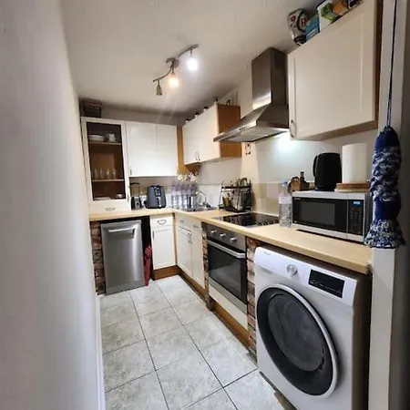 Amazing 1 Bed Flat, Sw19 * London