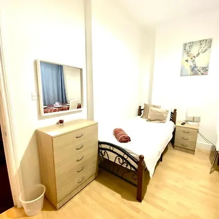 Lovely 3 Bedroom Property Next To Paddington Station Central * London