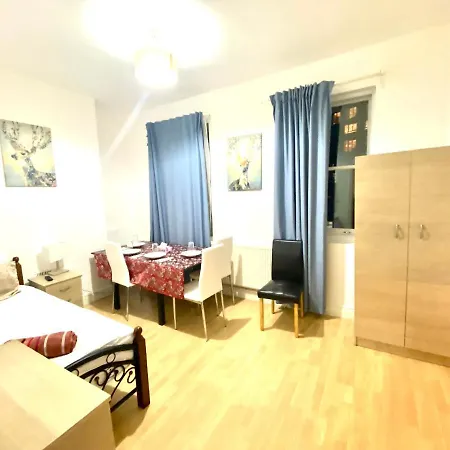 Lovely 3 Bedroom Property Next To Paddington Station Central *