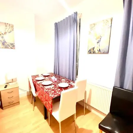 Lovely 3 Bedroom Property Next To Paddington Station Central London