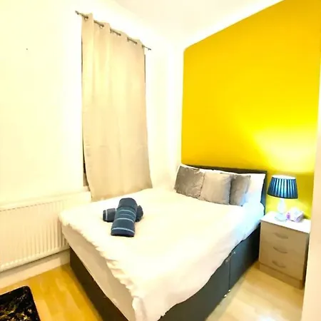 Lovely 3 Bedroom Property Next To Paddington Station Central London