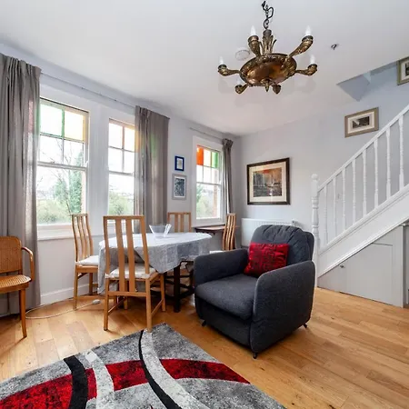 Stylish 3 Bdr Wfree Parking And Garden * Kingston upon Thames (Greater London)