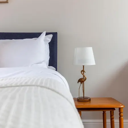 Stylish 3 Bdr Wfree Parking And Garden Kingston upon Thames (Greater London)