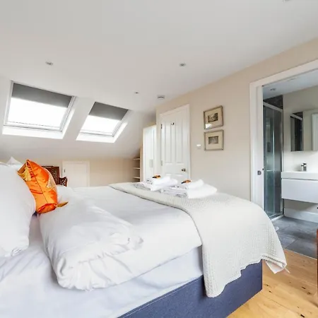 Stylish 3 Bdr Wfree Parking And Garden Apartment