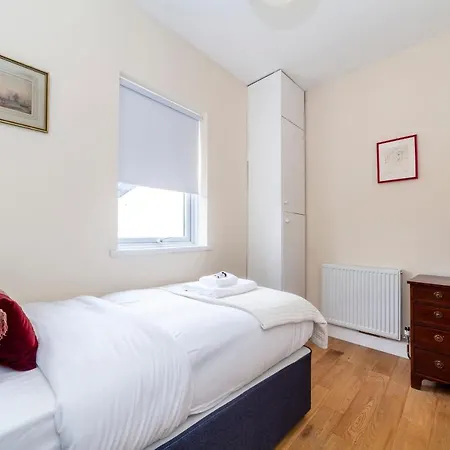 Stylish 3 Bdr Wfree Parking And Garden *
