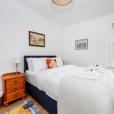 Stylish 3 Bdr Wfree Parking And Garden