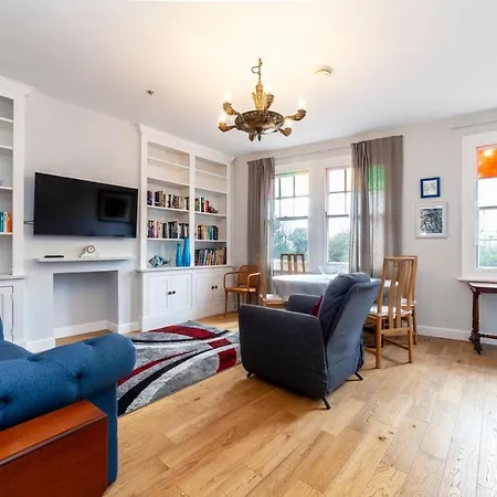 Stylish 3 Bdr Wfree Parking And Garden * Kingston upon Thames (Greater London)