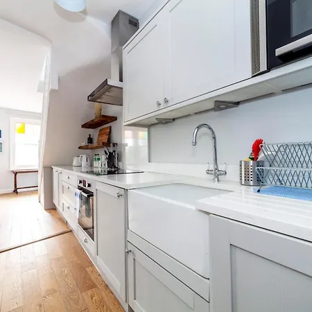 Stylish 3 Bdr Wfree Parking And Garden *