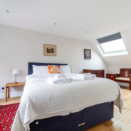 Stylish 3 Bdr Wfree Parking And Garden