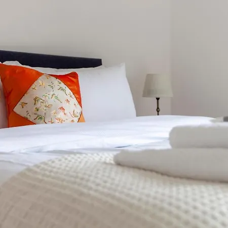 Stylish 3 Bdr Wfree Parking And Garden * Kingston upon Thames (Greater London)