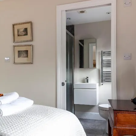 Apartment Stylish 3 Bdr Wfree Parking And Garden