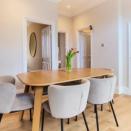 The Earl's Court Space - Modern 2bdr Flat With Terrace + Parking *