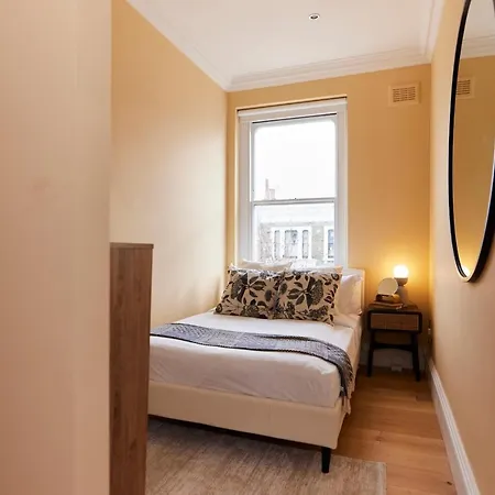 The Earl's Court Space - Modern 2bdr Flat With Terrace + Parking * London